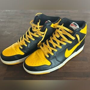Nike Black and Yellow Sneakers with Classic Dunk Design